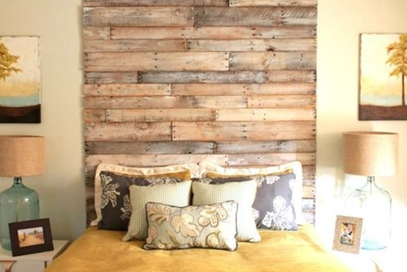 DIY Headboard #5 - Rustic Pallet Headboard